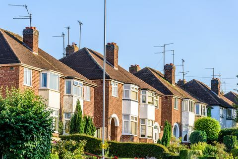 Maisons en ville contre un ciel clair