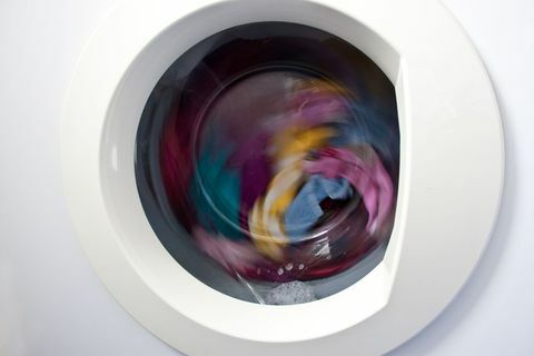 Linge coloré tournant dans la machine à laver.