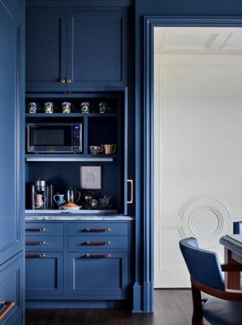 café-bar à la maison à l'intérieur d'armoires de cuisine peintes en bleu