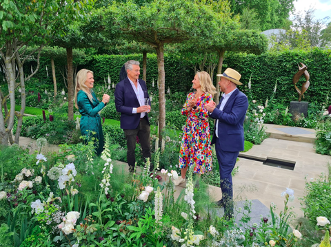 richard miers reçoit le rhs chelsea people's choice 2022 pour le jardin de vivaces avec amour