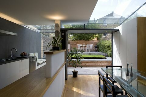 Cuisine moderne et salle à manger donnant sur le jardin dans une terrasse victorienne, Wandsworth, Londres