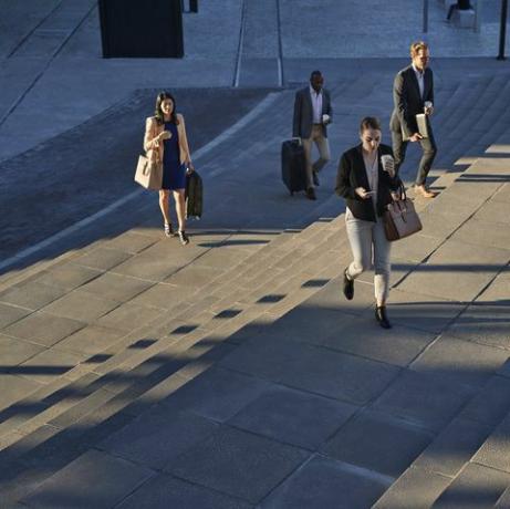 Businesspeople walking on escalier à l'extérieur