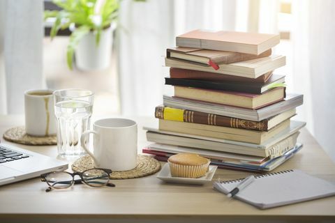 Pile de livres sur la table