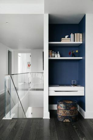 coin bureau, mur bleu, bureau blanc, escaliers