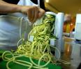 Nigella Lawson a une utilisation alternative géniale pour les spirales - Comment faire des frites de spiralisation