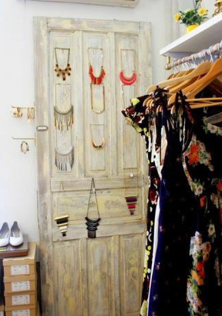 Armoire pleine de robes et accessoires