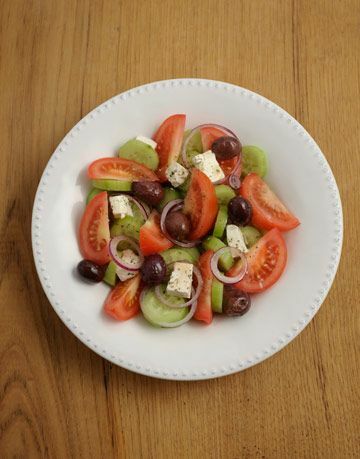 assiette avec salade grecque dessus