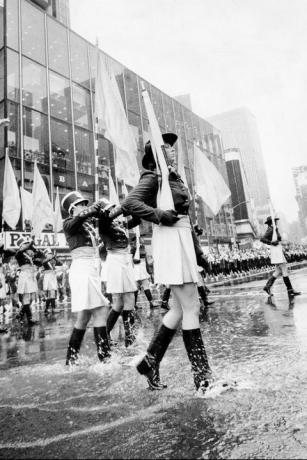 La fanfare joue sous la pluie au défilé macys de 1975