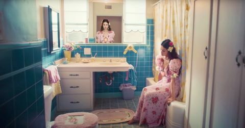 la salle de bain du clip "de una vez" de selena gomez