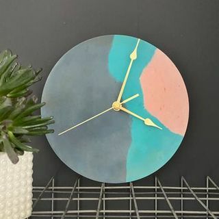 Horloge en résine écologique bleu marine, bleu sarcelle et blush