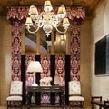 foyer avec coin salon et table console et rideaux violets et roses sur les murs