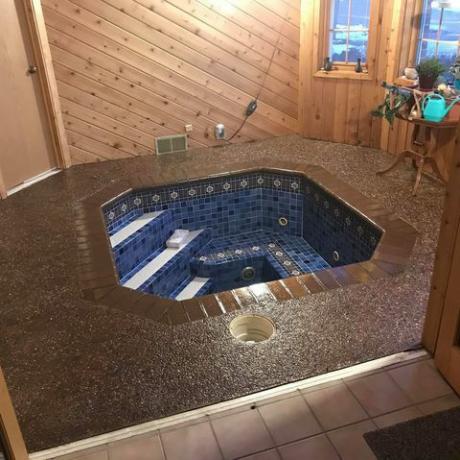 bain à remous intérieur avec des carreaux bleus