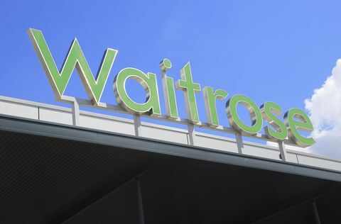 Supermarché Green Waitrose shop sign contre le ciel bleu, Ipswich, Suffolk, Angleterre