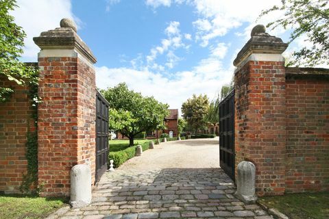 Wall House: maison du XVe siècle avec piscine et jardin clos à vendre Windsor