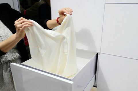 Le linge est déposé dans le robot de blanchisserie Panasonic