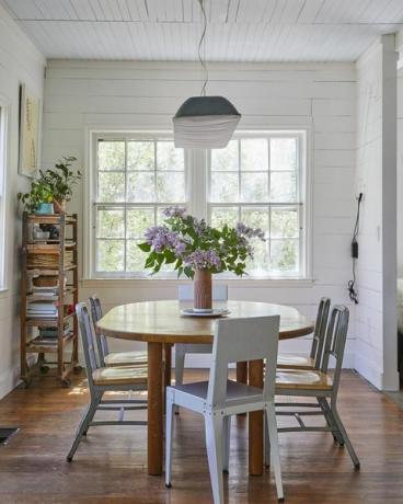 table à manger, salle à manger, table en bois, chaises de salle à manger en métal blanc