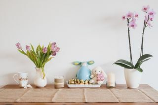 Décorations sur table par mur blanc