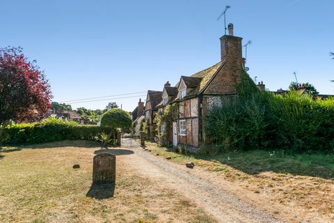 le vicaire de dibley cottage à vendre dans le village de buckinghamshire