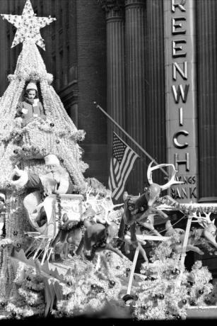 le père noël fait des vagues pendant le défilé de Thanksgiving de macy