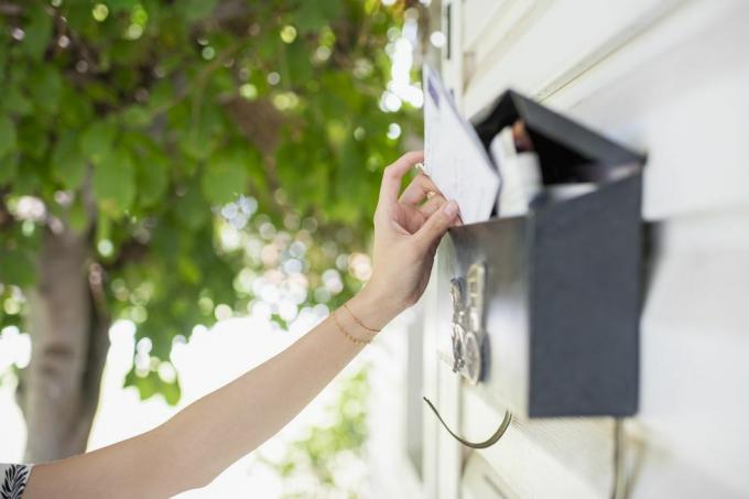 vue rapprochée du bras tendu vers le courrier