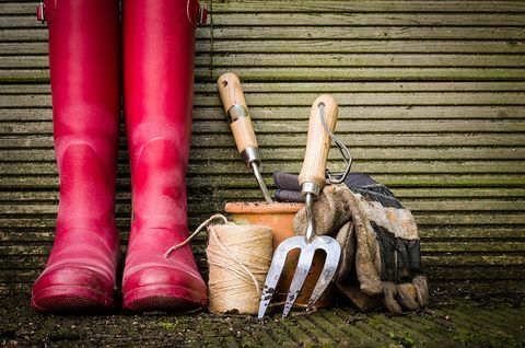 Outils de jardinage et bottes en caoutchouc