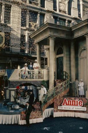 Annie float au défilé du jour de Thanksgiving de 1981 Macy