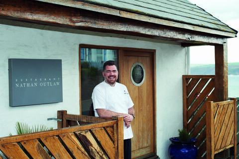 Nathan Outlaw devant son restaurant à Port Isaac