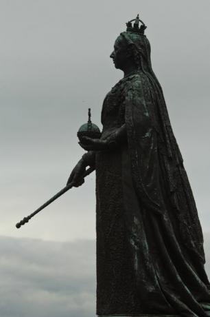 statue de la reine victoria contre ciel