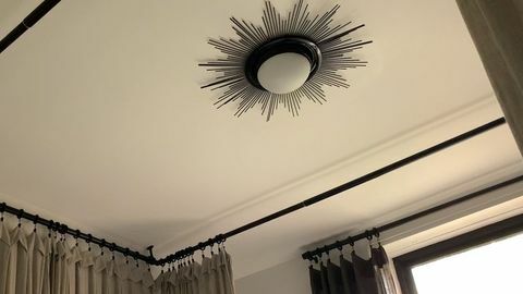 chambre avec lumière noire au plafond