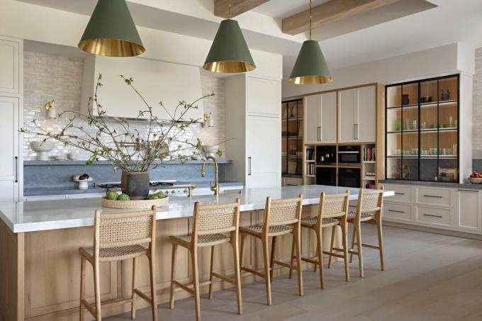 intérieur de la cuisine, tabourets de bar, étagères en verre