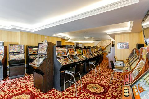 La maison des West Midlands avec sa propre arcade souterraine est à vendre