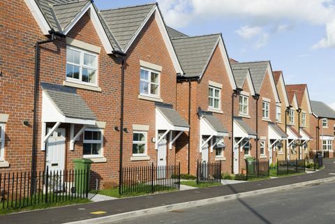 Une rangée de maisons le long d'une rue résidentielle