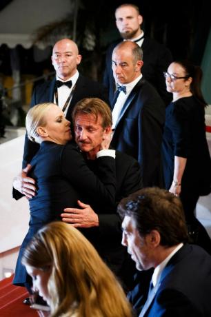 Charlize Theron, Sean Penn, câlin maladroit, tapis rouge Cannes