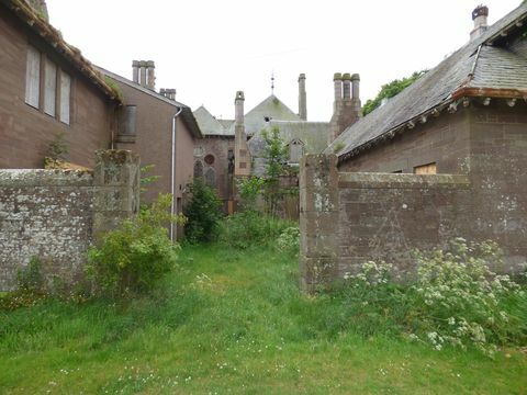 un bâtiment classé de deux étages de style gothique français passe sous le marteau avec un prix indicatif de 1 £