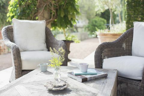 Tasses à café sur un patio tranquille