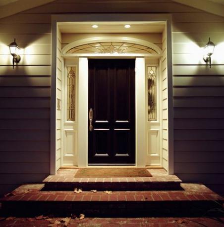 Porte d'entrée de maison avec des lumières la nuit