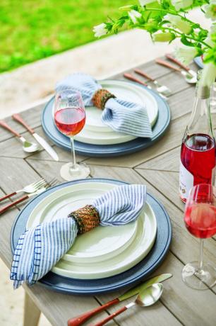 assiettes à manger, serviettes, verres à vin