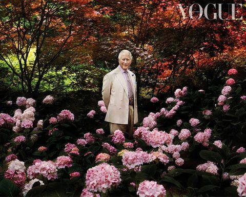 le prince charles photographié pour le numéro de décembre de la vogue britannique où il discute de son sens du style et de la mode durable