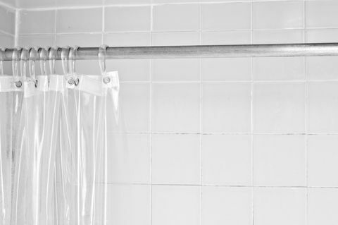 Rideau de douche transparent avec douche en carrelage blanc