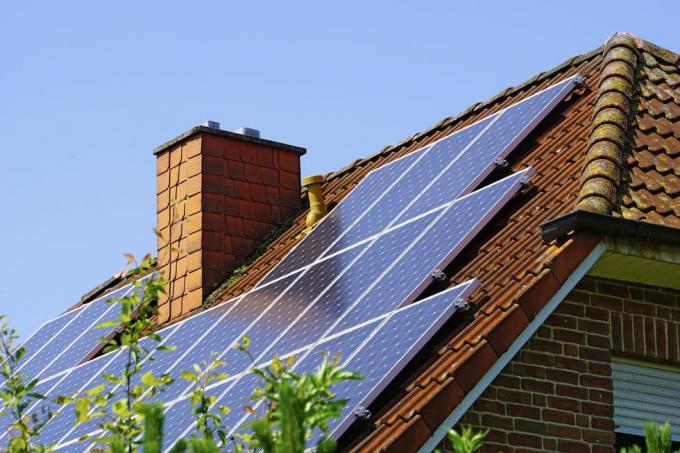 Panneaux solaires sur maison - toit avec installation photovoltaïque