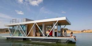 Une petite maison flottante qui vous permet d'apprécier la nature sans lui nuire