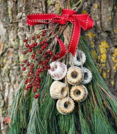 branches d'arbres de noël avec des mini-cacahuètes maison gâteaux bundt suspendus dans le jardin