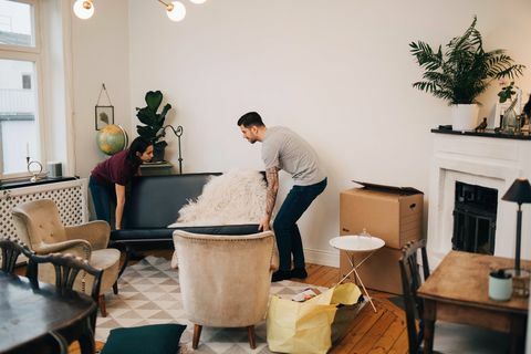 Homme femme, organiser, sofa, dans, salle de séjour