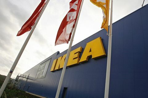 Des drapeaux flottent dans un nouveau magasin Ikea à Belfast