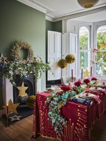 table de noel tendance rouge et or, opulence traditionnelle