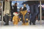 Les ours de Noël de l'aéroport d'Heathrow Doris et Edward Bair prennent vie