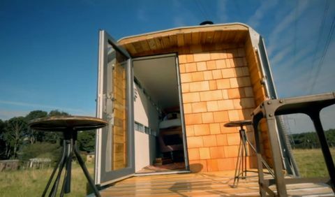 Channel 4 - George Clarke's Amazing Spaces - remorque pour bétail - camping-car de luxe - terrasse