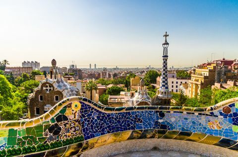 Vue panoramique sur la ville de Barcelone et les montagnes en Espagne, vue depuis le parc Guell