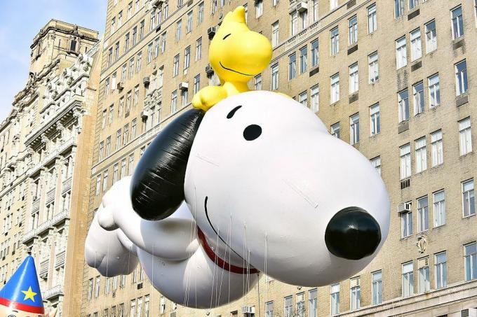 Faits amusants sur le jour de Thanksgiving Le défilé de Thanksgiving de Macy avec un ballon Snoopy