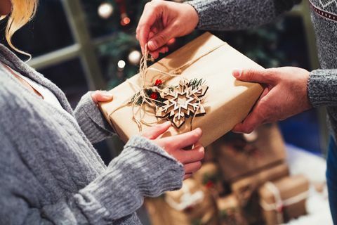 La joie d'offrir des cadeaux à Noël